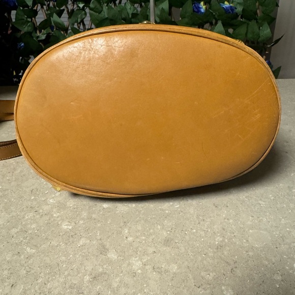 ❌SOLD❌ Salvatore Ferragamo Leather Drawstring Shoulder Bag - Picture 6 of 7